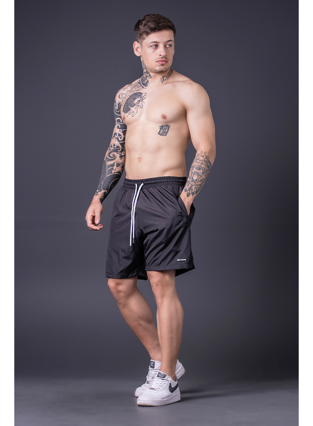 shorts preto sem camiseta